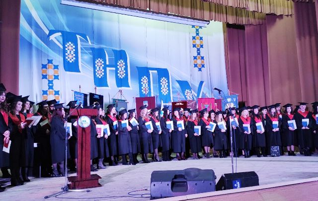 Урочистий момент вручення дипломів